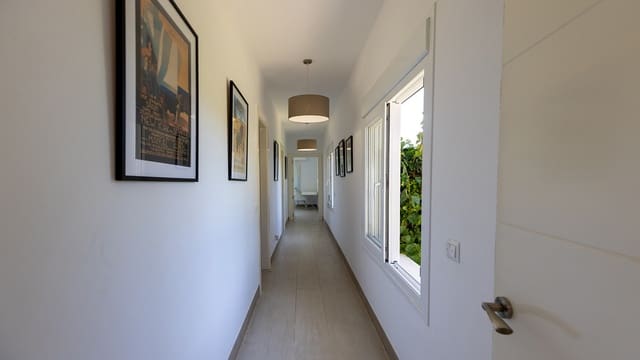 4 bedroom Villa for sale in Manilva Pueblo, Manilva - € 1,100,000 (Ref: 9958901)