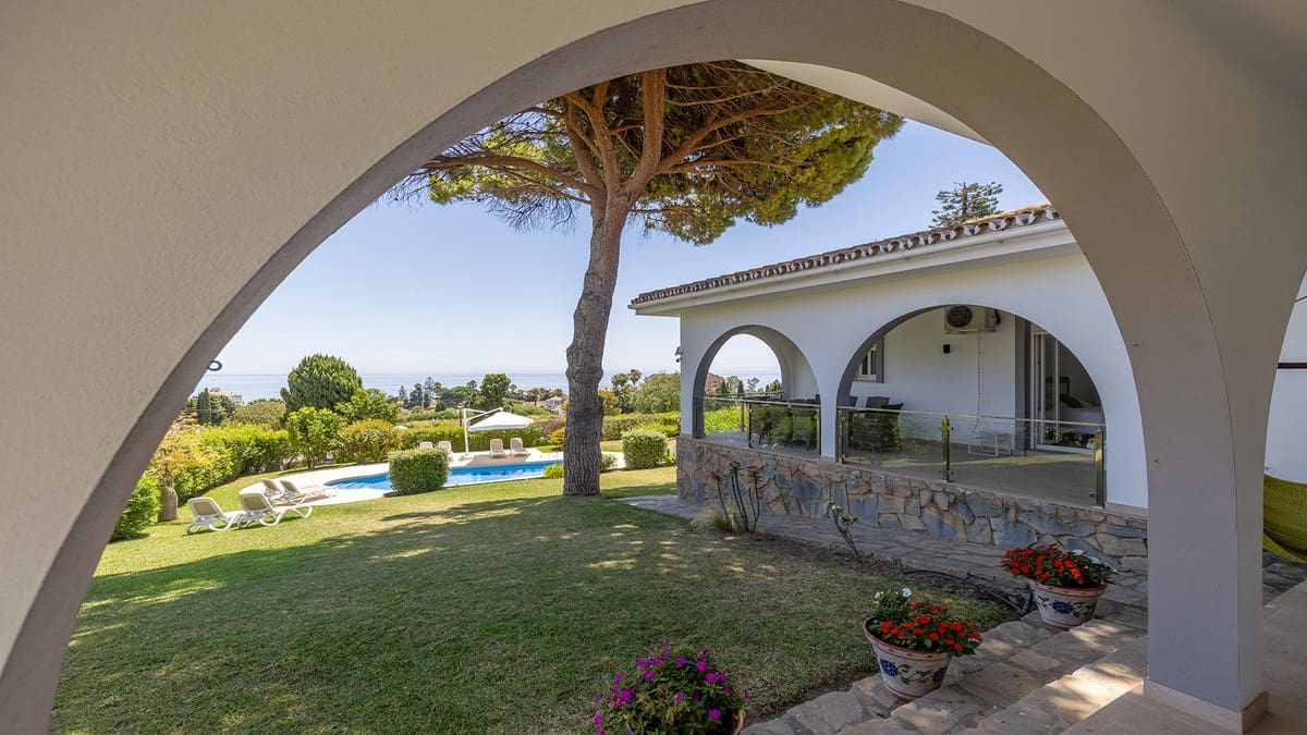 4 bedroom Villa for sale in Manilva - € 1,100,000 (Ref: 9958901)