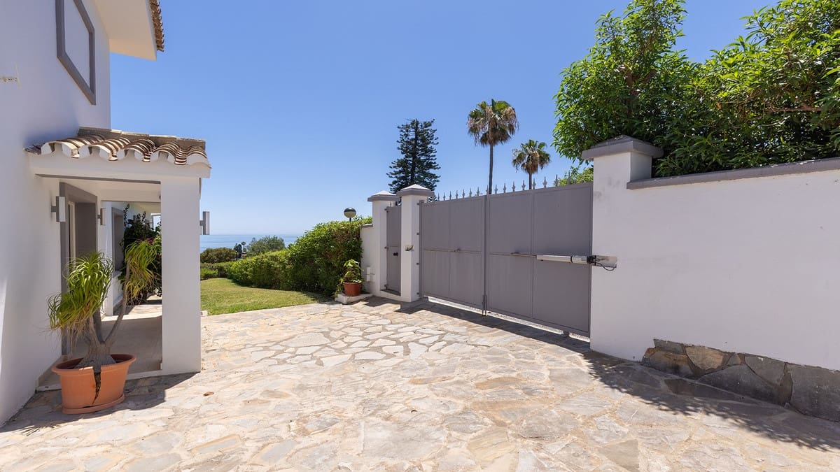 4 bedroom Villa for sale in Manilva - € 1,100,000 (Ref: 9958901)