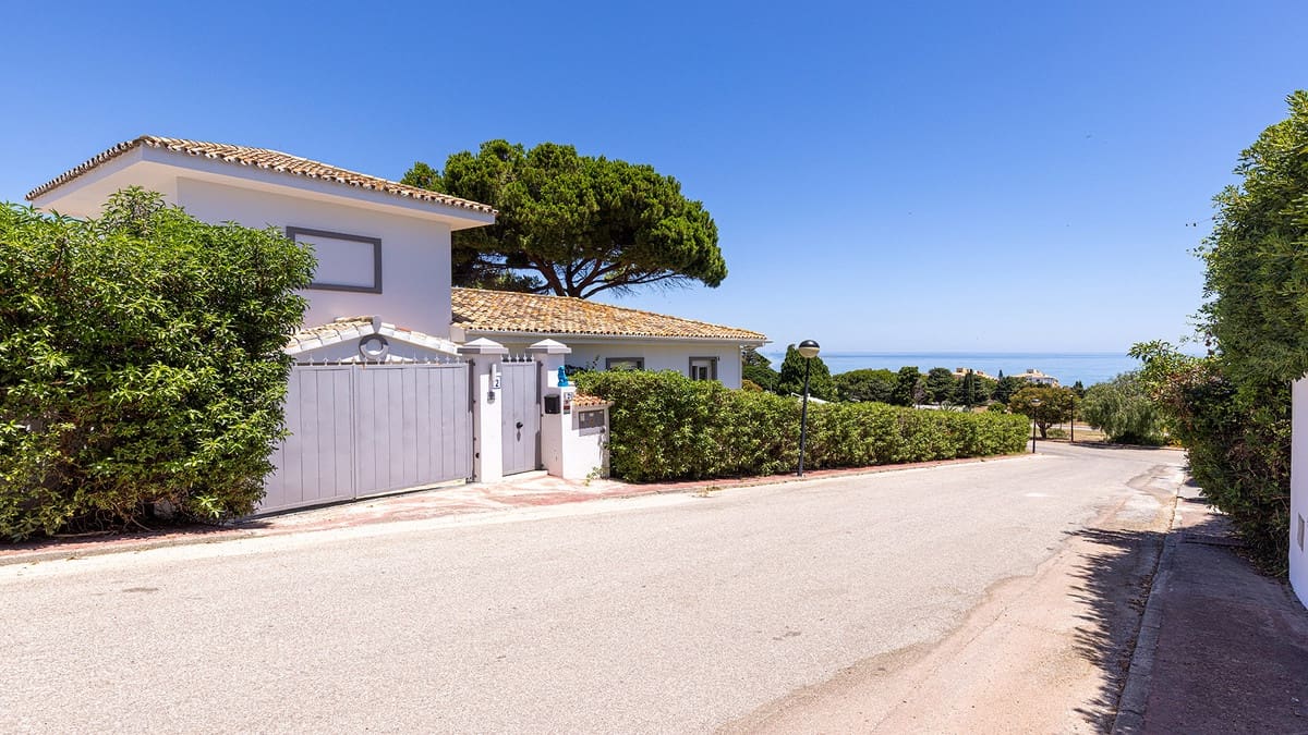 4 bedroom Villa for sale in Manilva - € 1,100,000 (Ref: 9958901)