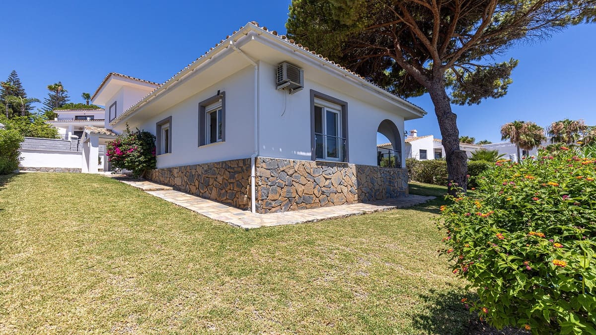 4 bedroom Villa for sale in Manilva - € 1,100,000 (Ref: 9958901)