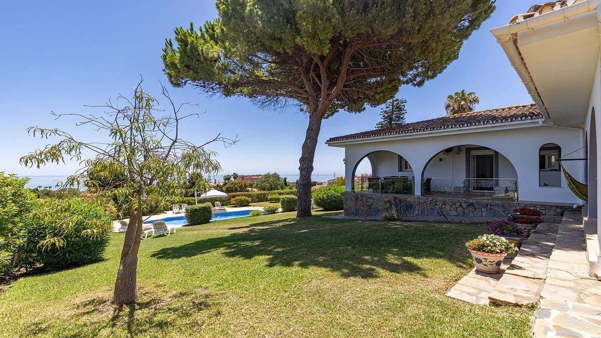 4 bedroom Villa for sale in Manilva - € 1,100,000 (Ref: 9958901)