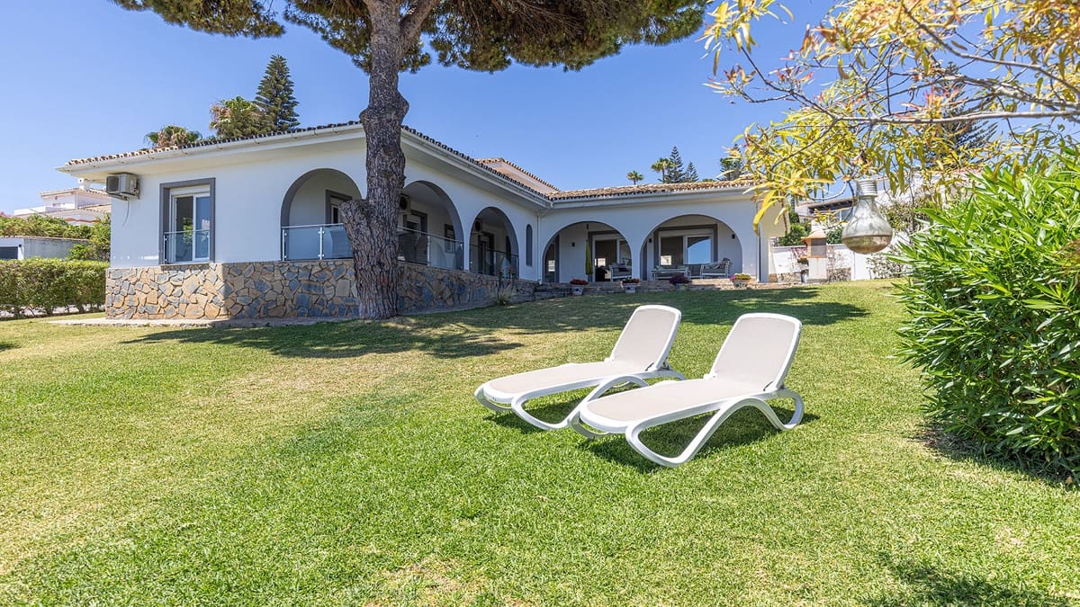 4 bedroom Villa for sale in Manilva - € 1,100,000 (Ref: 9958901)