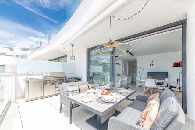 Apartamento de 2 habitaciones en Castillo Sohail, Fuengirola en venta con piscina garaje - 560.000 € (Ref: 9964674)