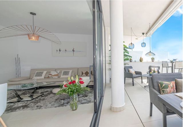 Apartamento de 2 habitaciones en Castillo Sohail, Fuengirola en venta con piscina garaje - 560.000 € (Ref: 9964674)