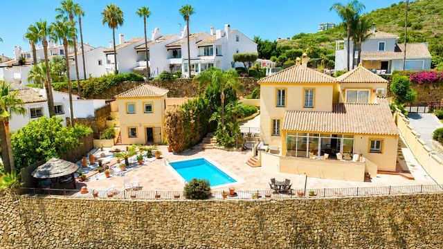 Chalet de 5 habitaciones en La Duquesa / Puerto de la Duquesa, Manilva en venta con piscina garaje - 980.000 € (Ref: 9972421)