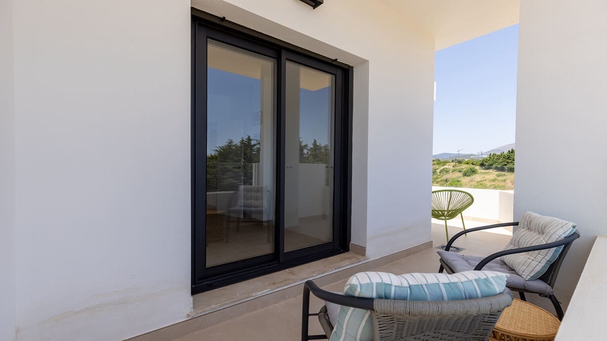 3 sypialnia Penthouse na sprzedaż w Casares z basenem garażem - 780 000 € (Ref: 9978064)