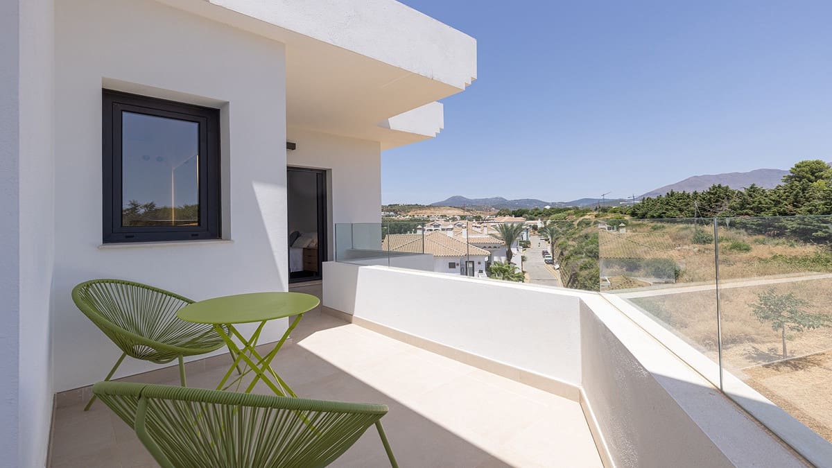 3 sypialnia Penthouse na sprzedaż w Casares z basenem garażem - 780 000 € (Ref: 9978064)