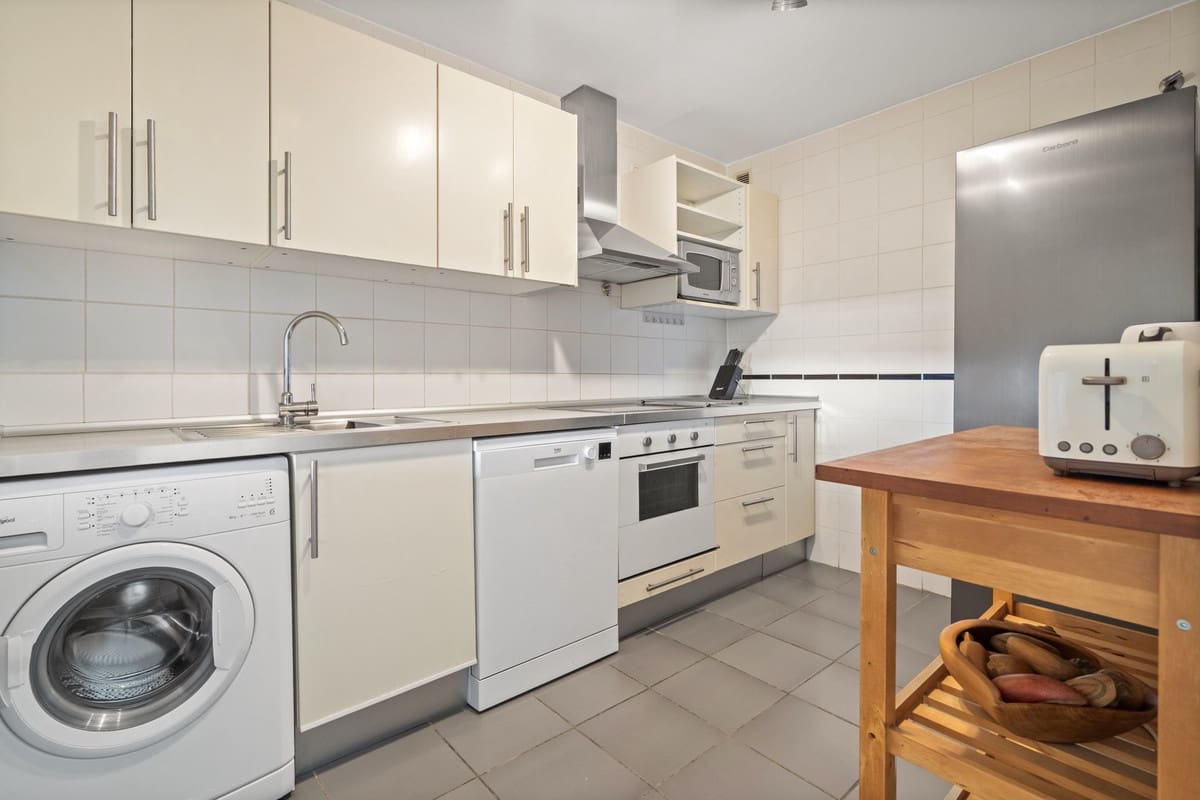 1 soverom Leilighet til salgs i Estepona med svømmebasseng garasje - € 325 000 (Ref: 9984335)