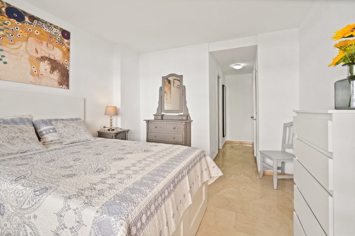 1 soverom Leilighet til salgs i Estepona med svømmebasseng garasje - € 325 000 (Ref: 9984335)