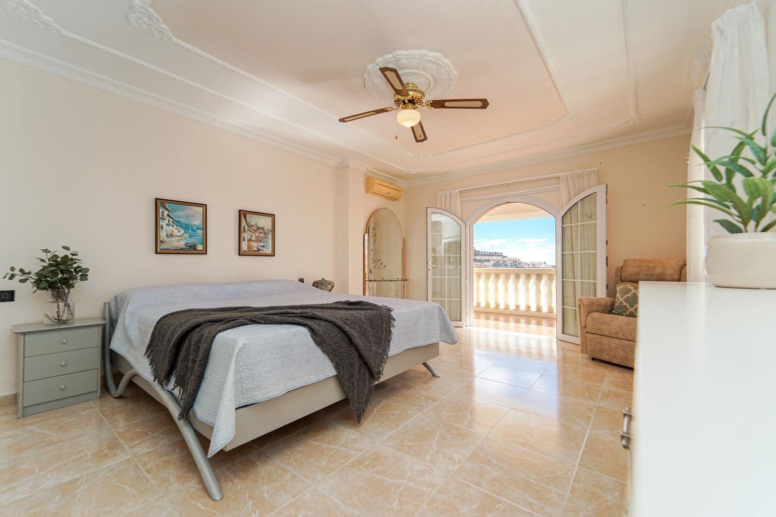 4 bedroom Villa for sale in Arguineguin with pool garage - € 1,050,000 (Ref: 10130127)