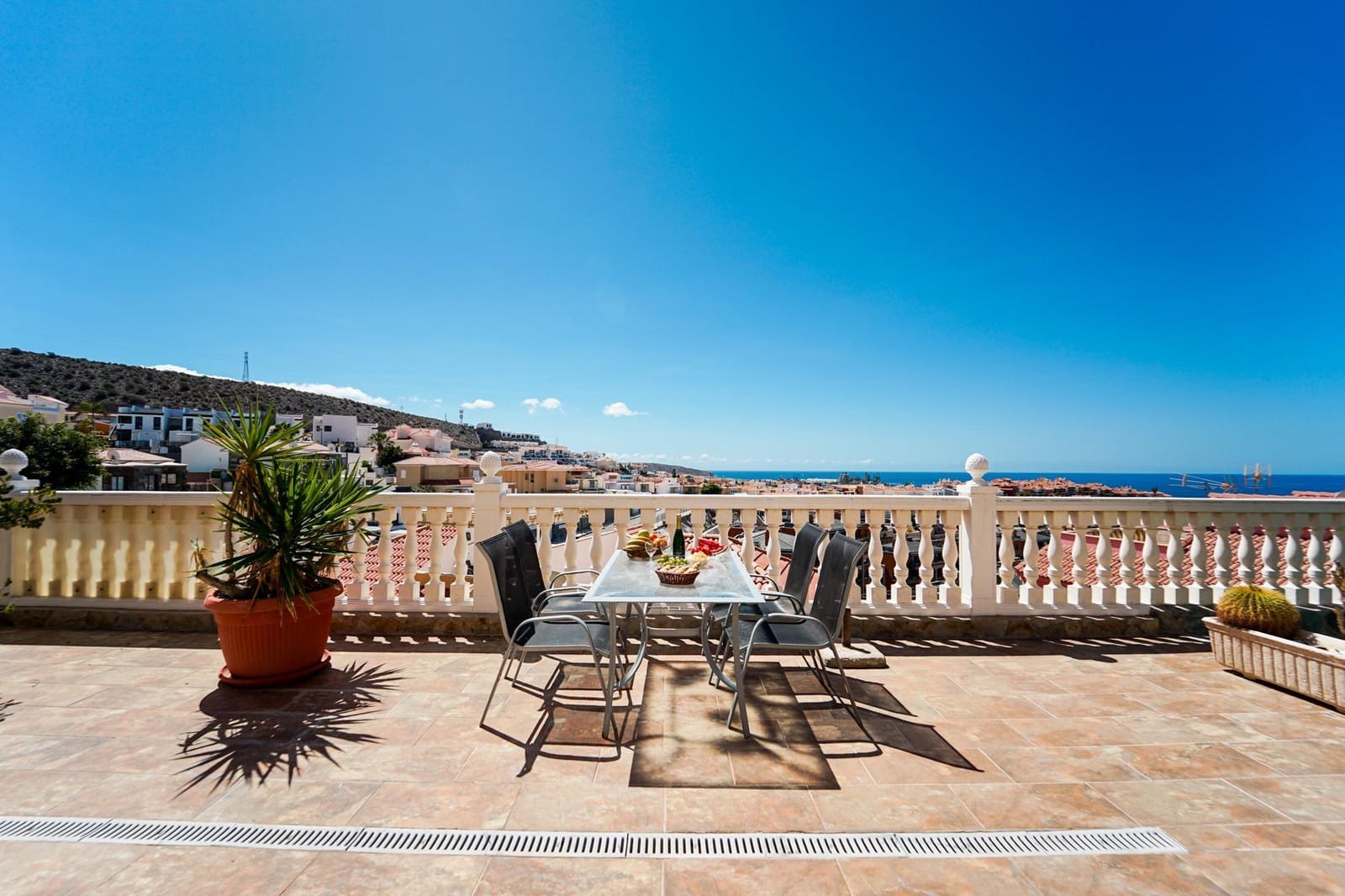 4 bedroom Villa for sale in Arguineguin with pool garage - € 1,050,000 (Ref: 10130127)