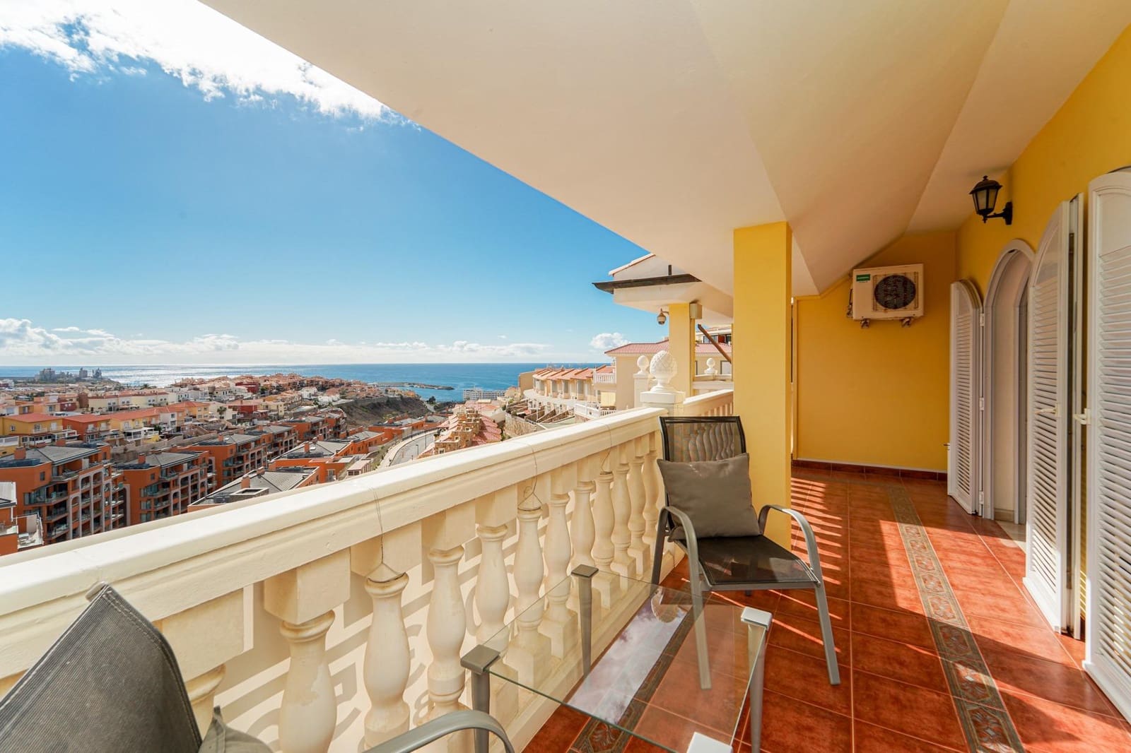 4 bedroom Villa for sale in Arguineguin with pool garage - € 1,050,000 (Ref: 10130127)