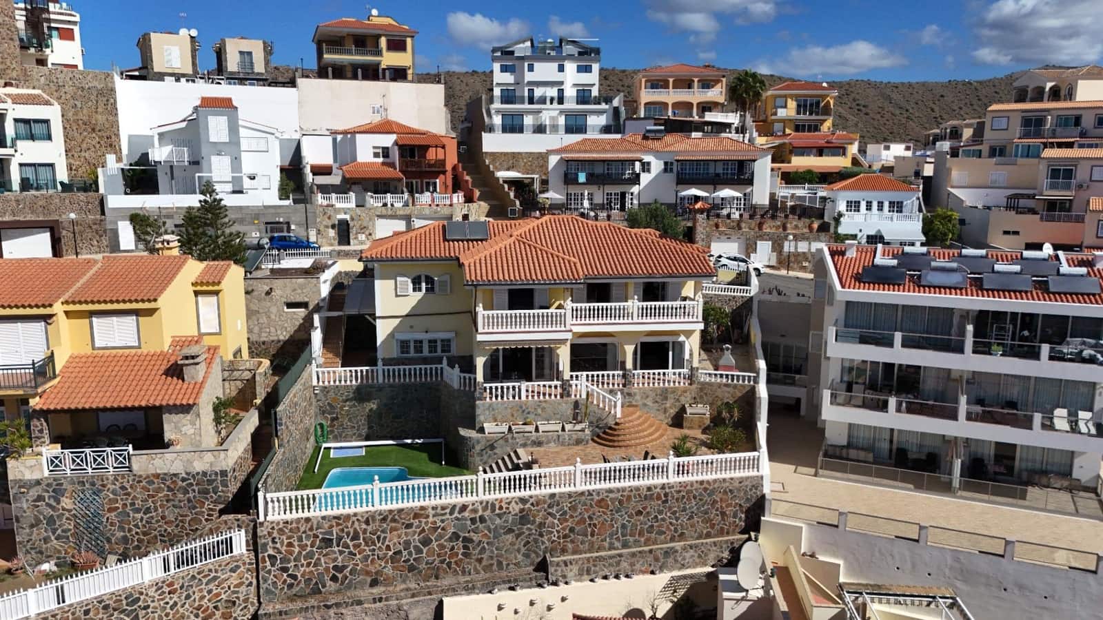 4 bedroom Villa for sale in Arguineguin with pool garage - € 1,050,000 (Ref: 10130127)