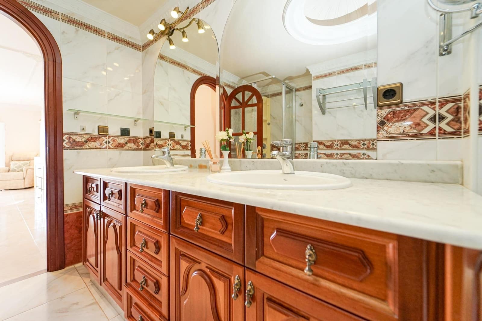 4 bedroom Villa for sale in Arguineguin with pool garage - € 1,050,000 (Ref: 10130127)