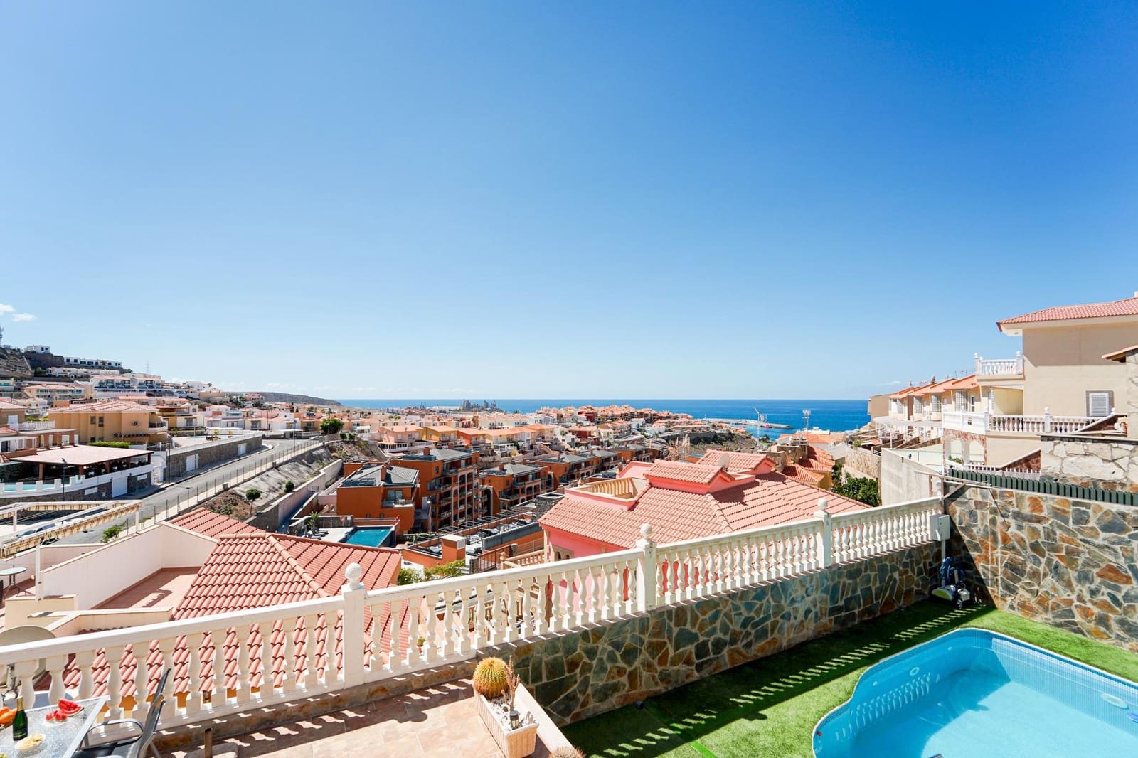 4 bedroom Villa for sale in Arguineguin with pool garage - € 1,050,000 (Ref: 10130127)