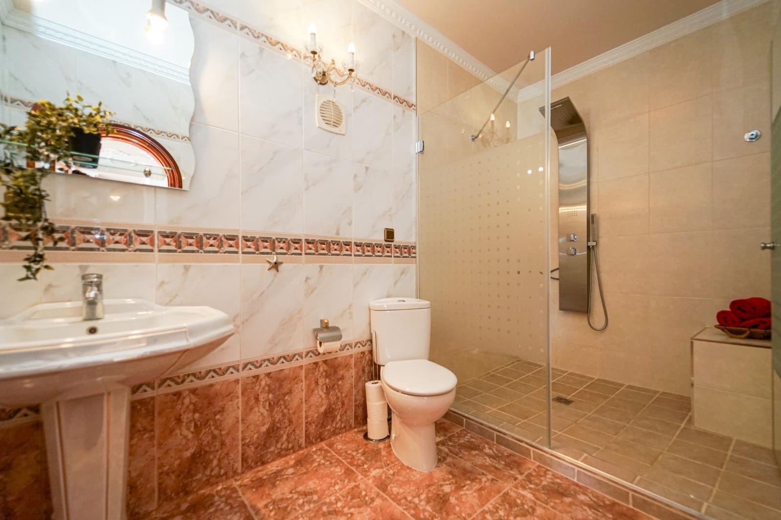4 bedroom Villa for sale in Arguineguin with pool garage - € 1,050,000 (Ref: 10130127)