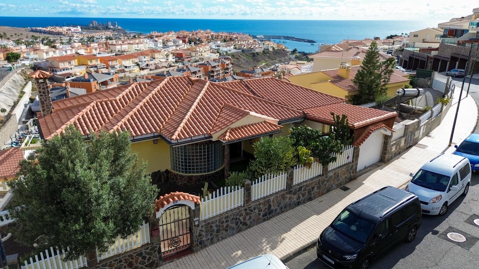 4 bedroom Villa for sale in Arguineguin with pool garage - € 1,050,000 (Ref: 10130127)