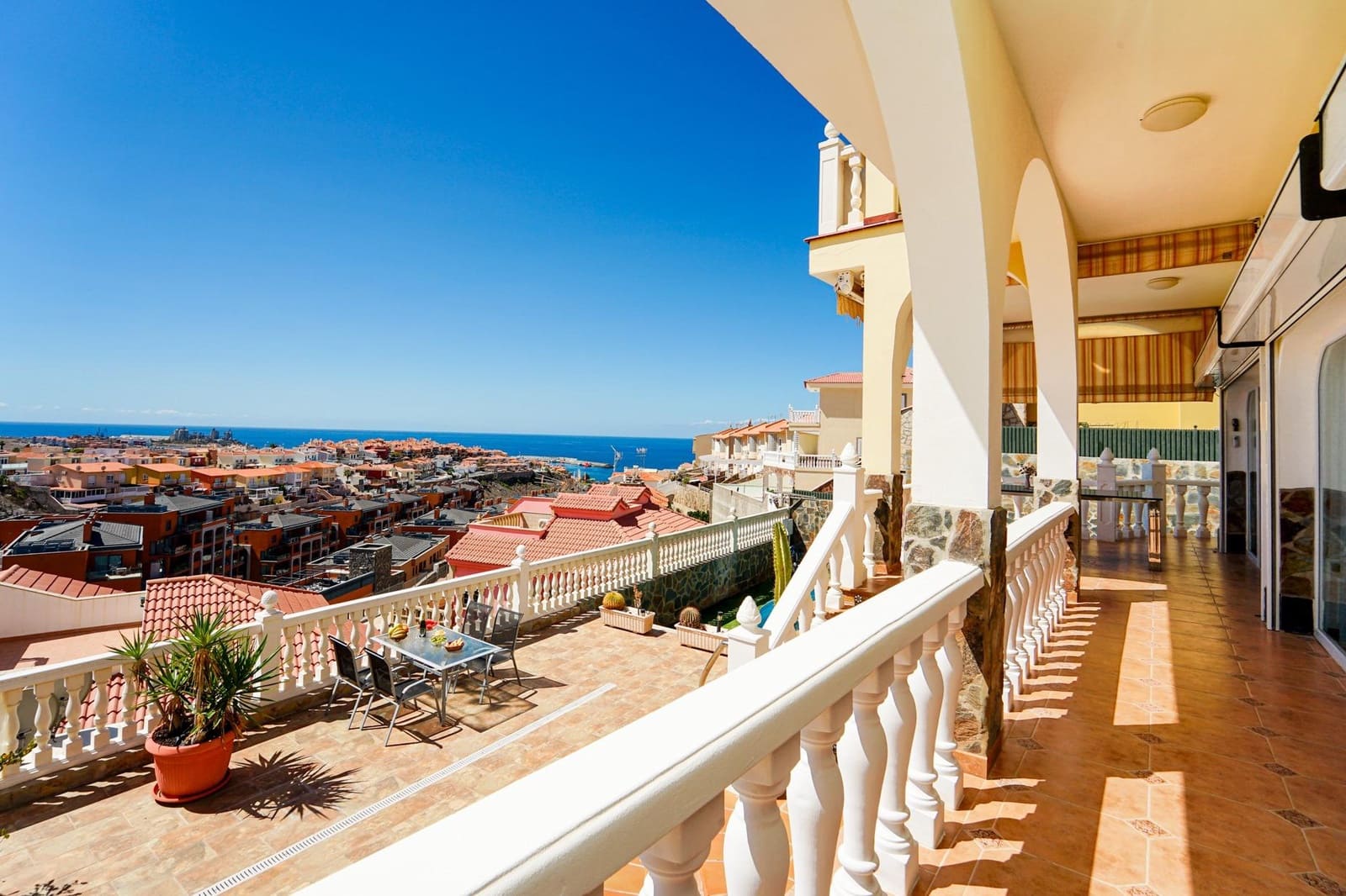 4 bedroom Villa for sale in Arguineguin with pool garage - € 1,050,000 (Ref: 8696367)