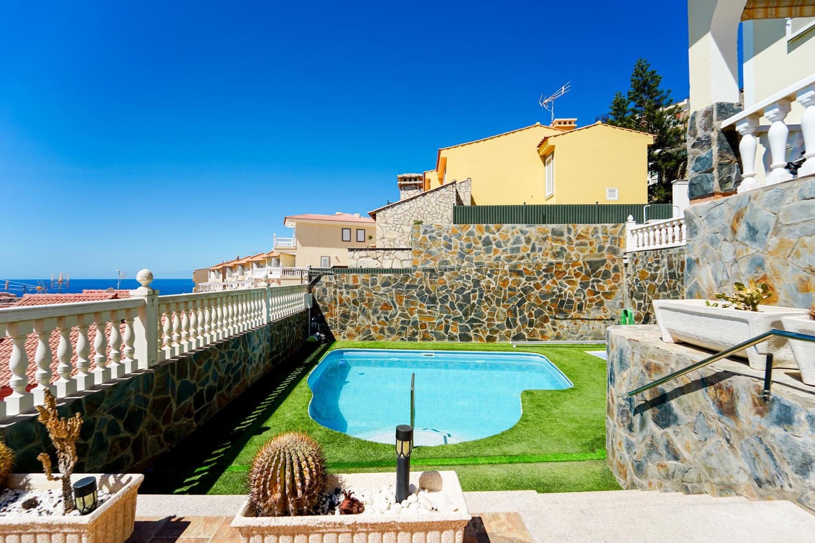 4 bedroom Villa for sale in Arguineguin with pool garage - € 1,050,000 (Ref: 8696367)