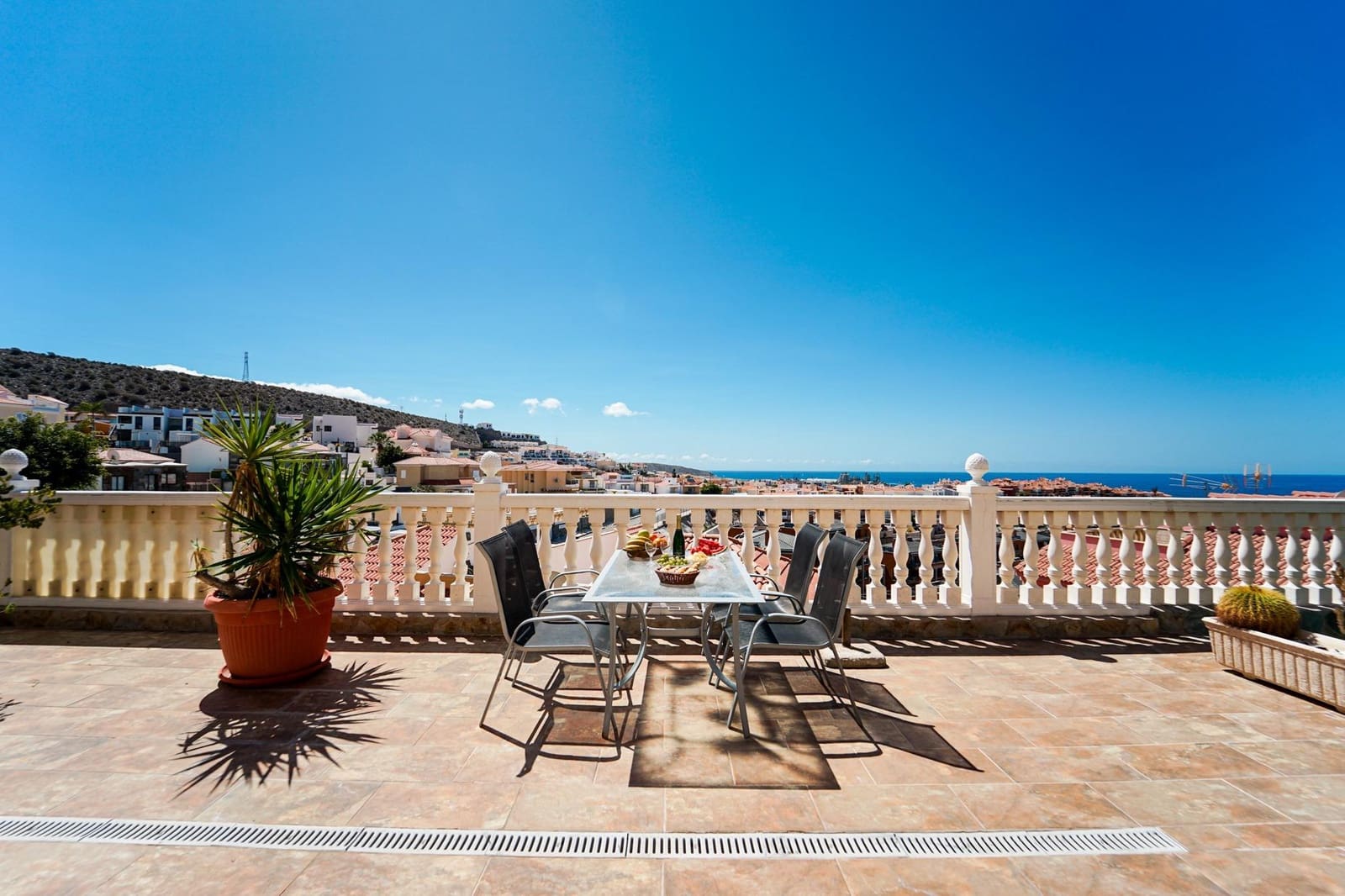 4 bedroom Villa for sale in Arguineguin with pool garage - € 1,050,000 (Ref: 8696367)