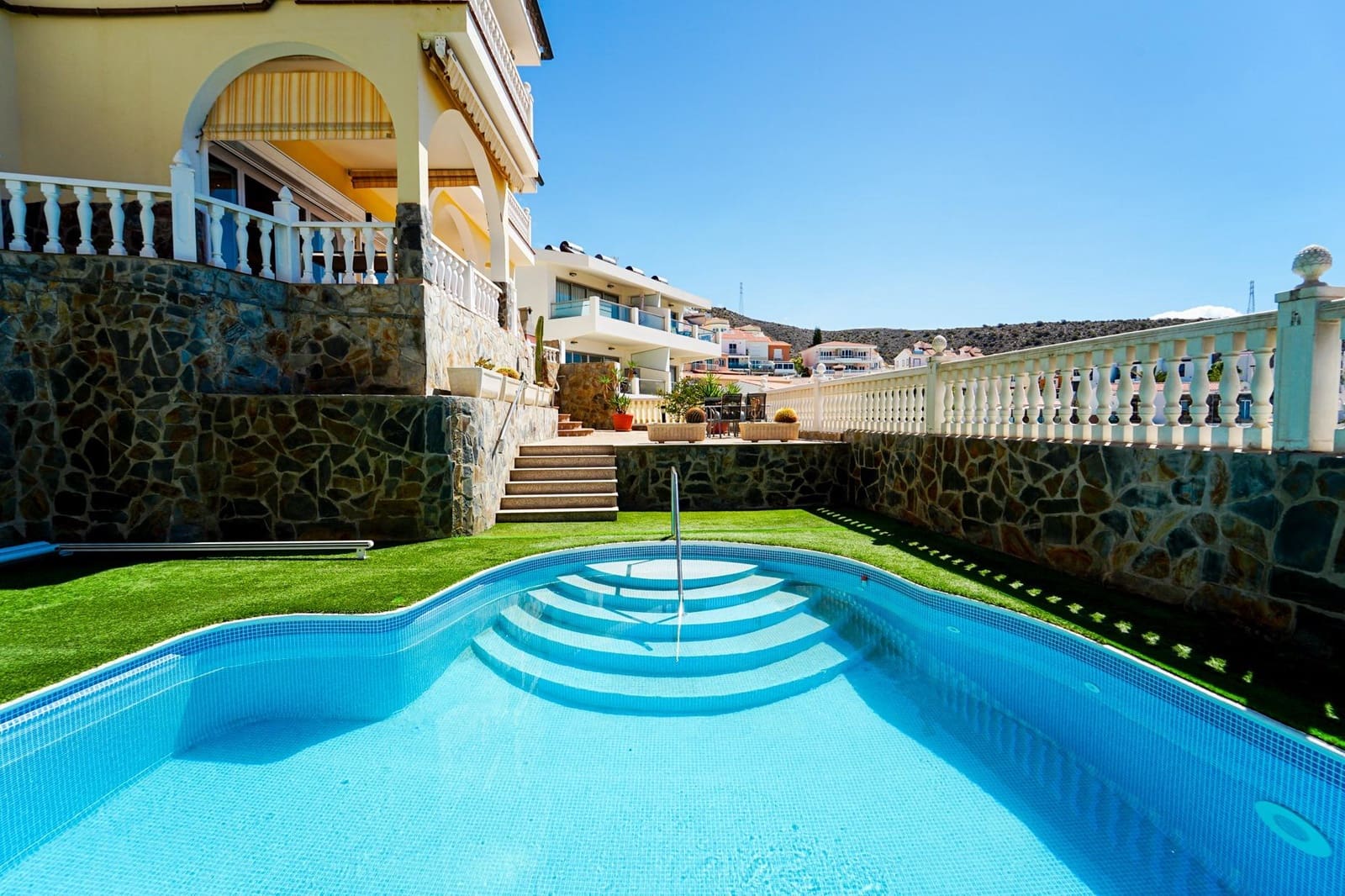 4 bedroom Villa for sale in Arguineguin with pool garage - € 1,050,000 (Ref: 8696367)