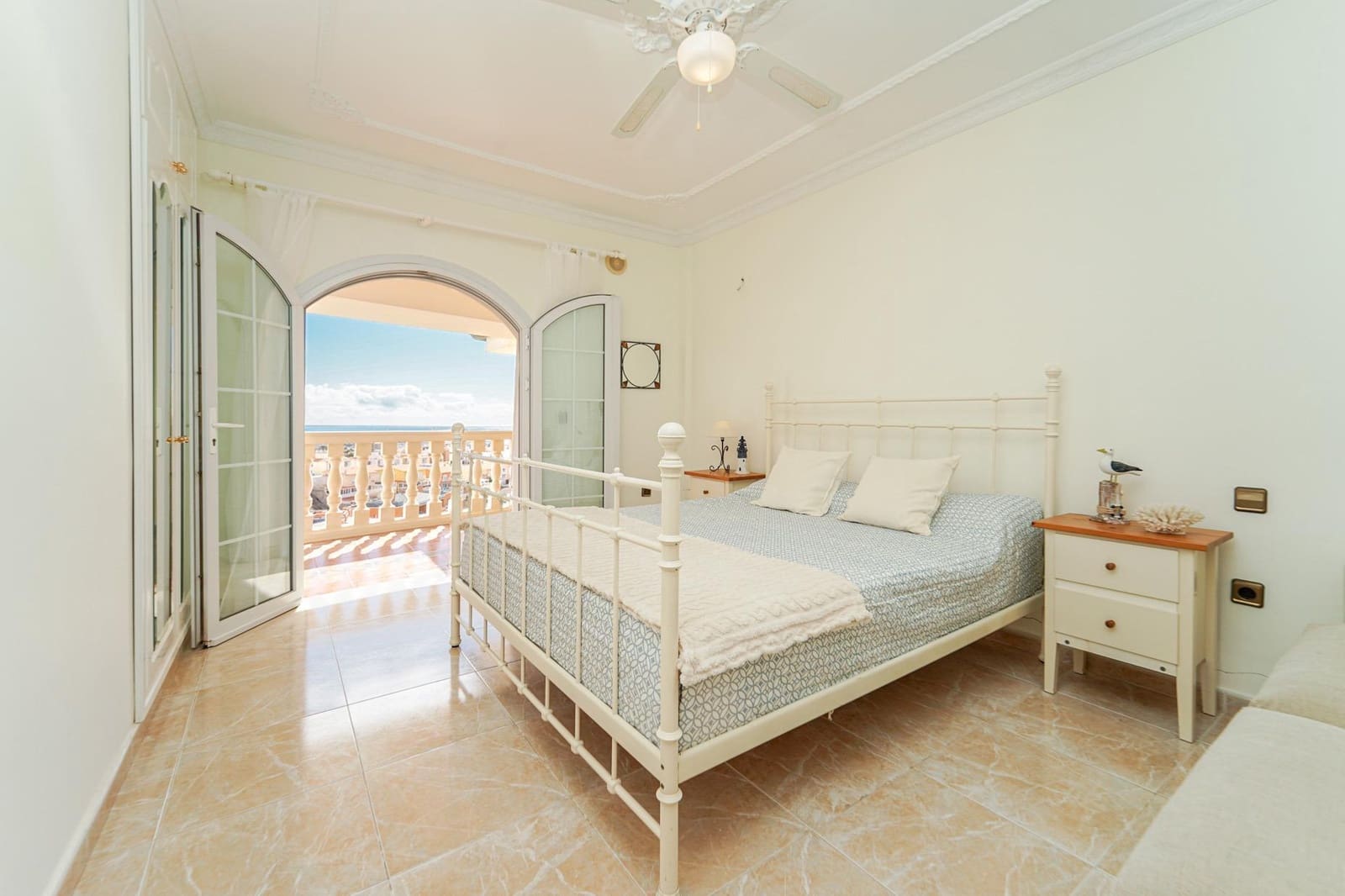 4 bedroom Villa for sale in Arguineguin with pool garage - € 1,050,000 (Ref: 8696367)