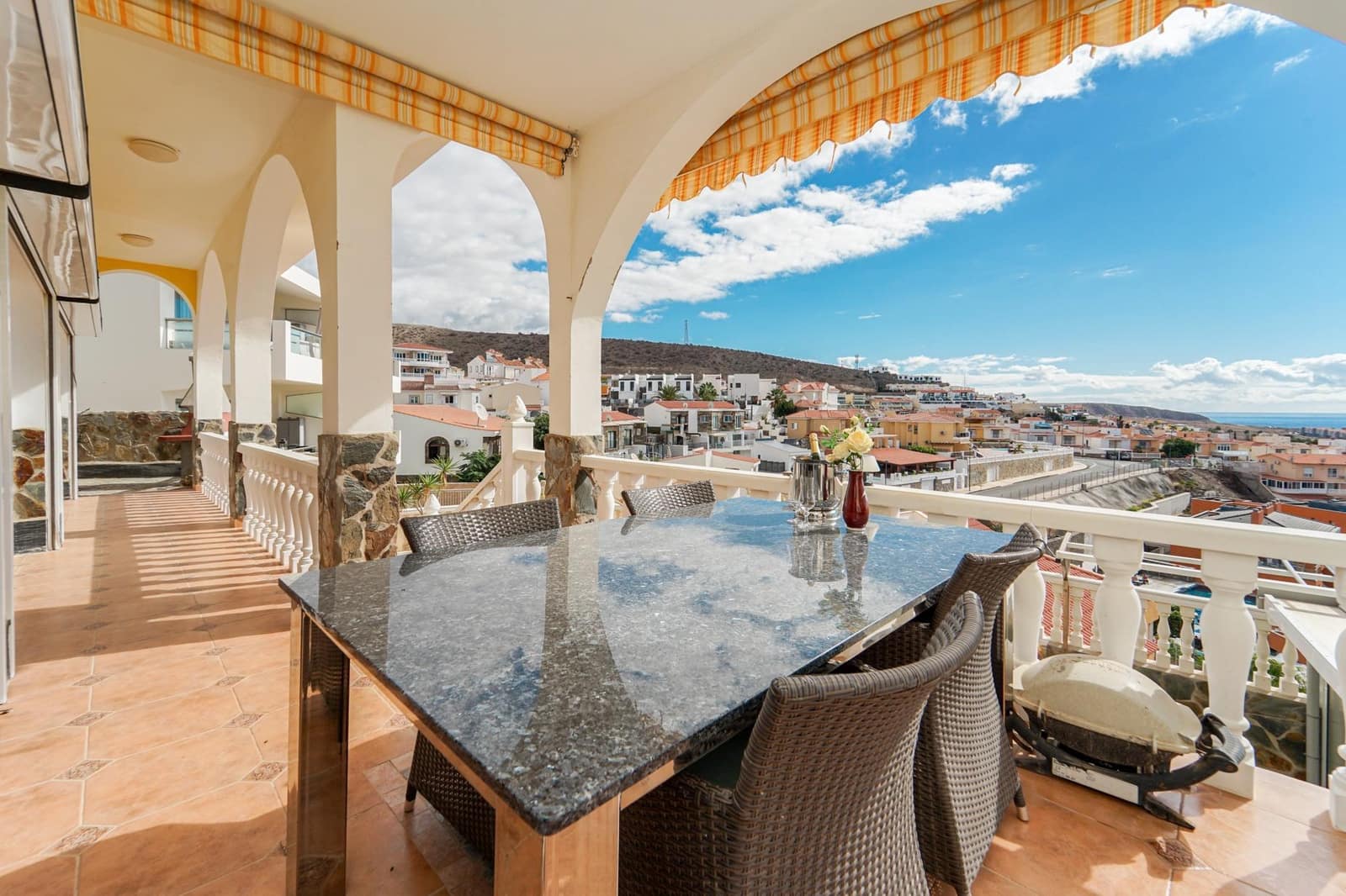 4 bedroom Villa for sale in Arguineguin with pool garage - € 1,050,000 (Ref: 8696367)