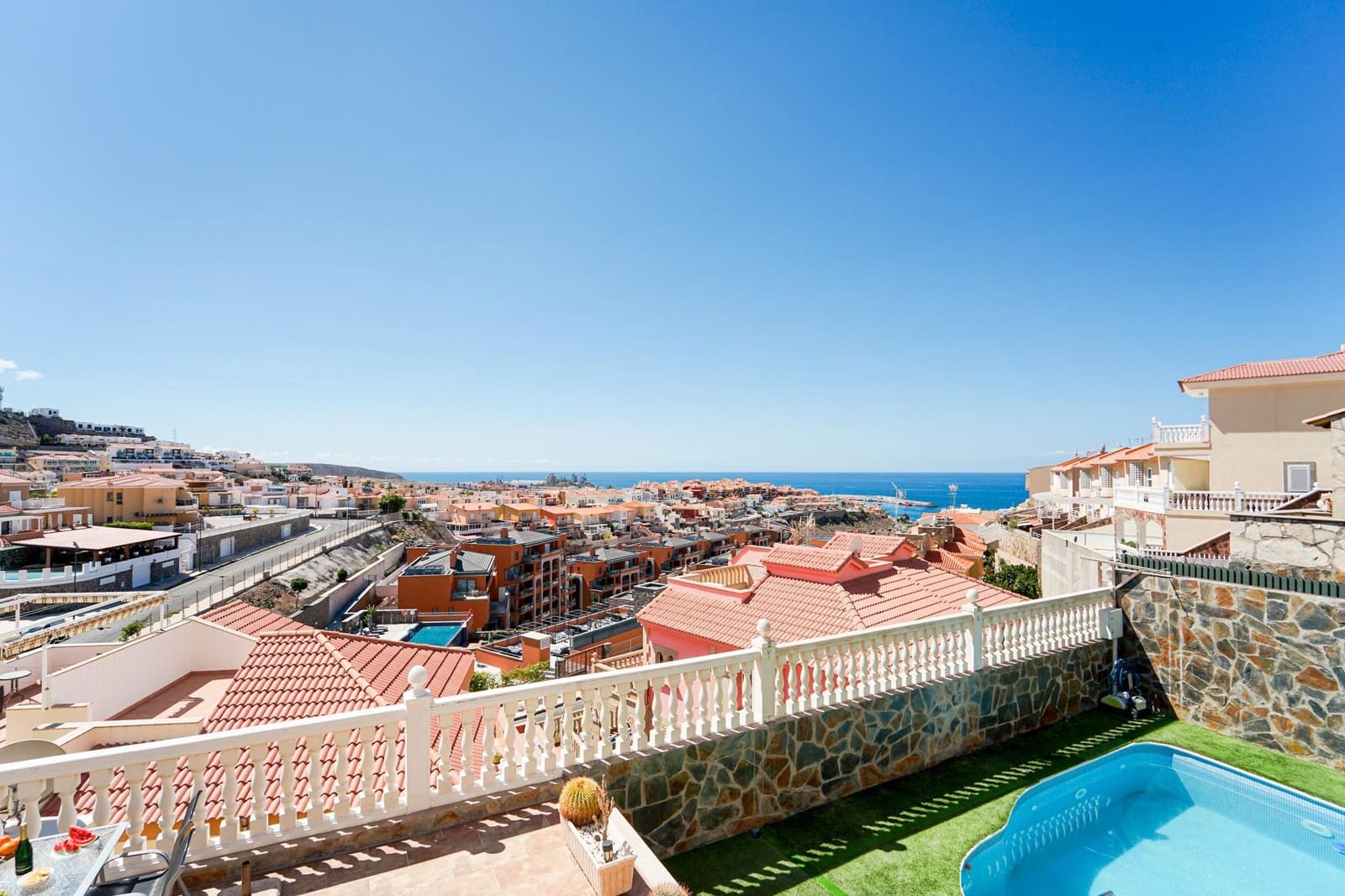 4 bedroom Villa for sale in Arguineguin with pool garage - € 1,050,000 (Ref: 8696367)