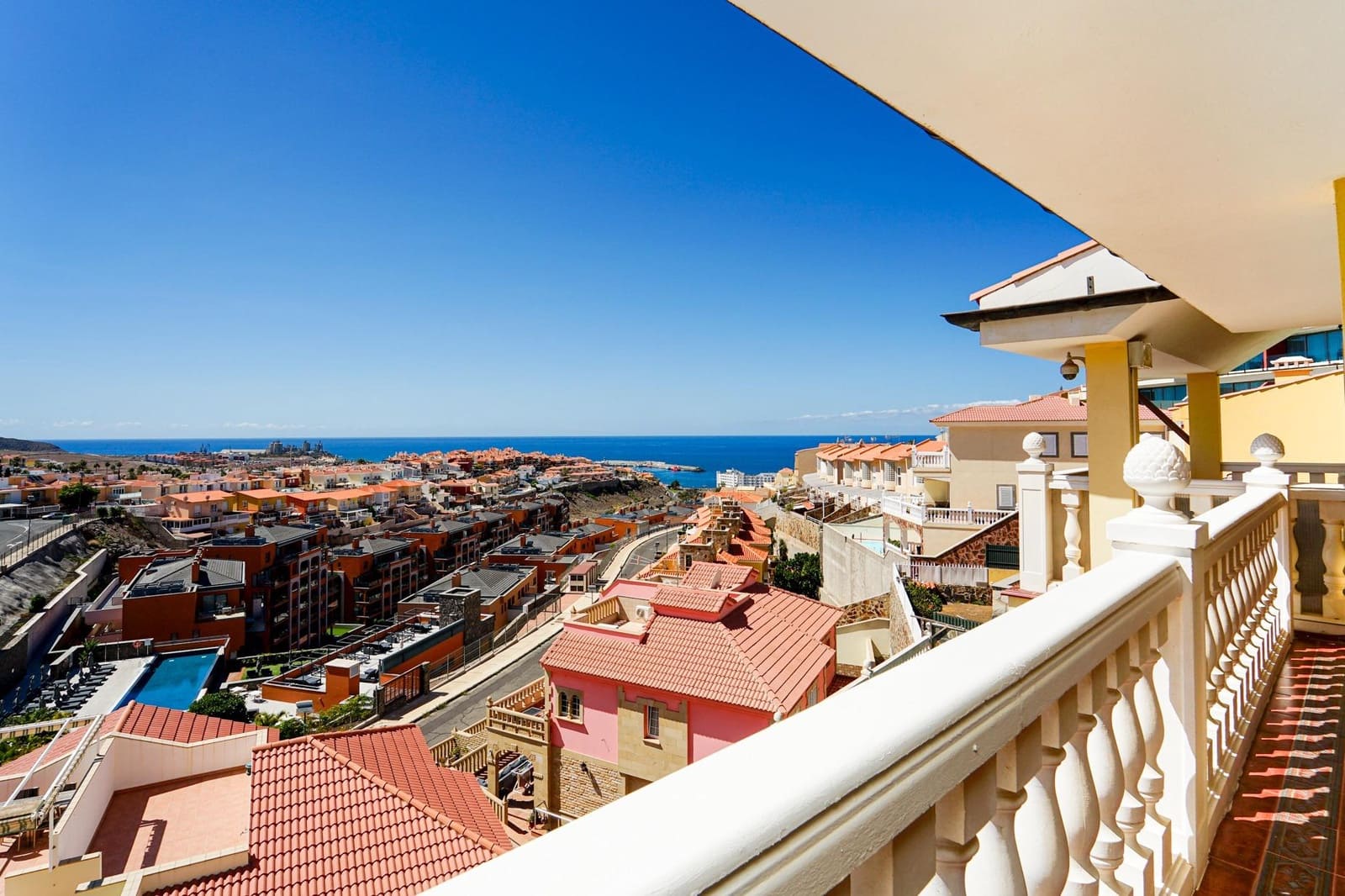 4 bedroom Villa for sale in Arguineguin with pool garage - € 1,050,000 (Ref: 8696367)