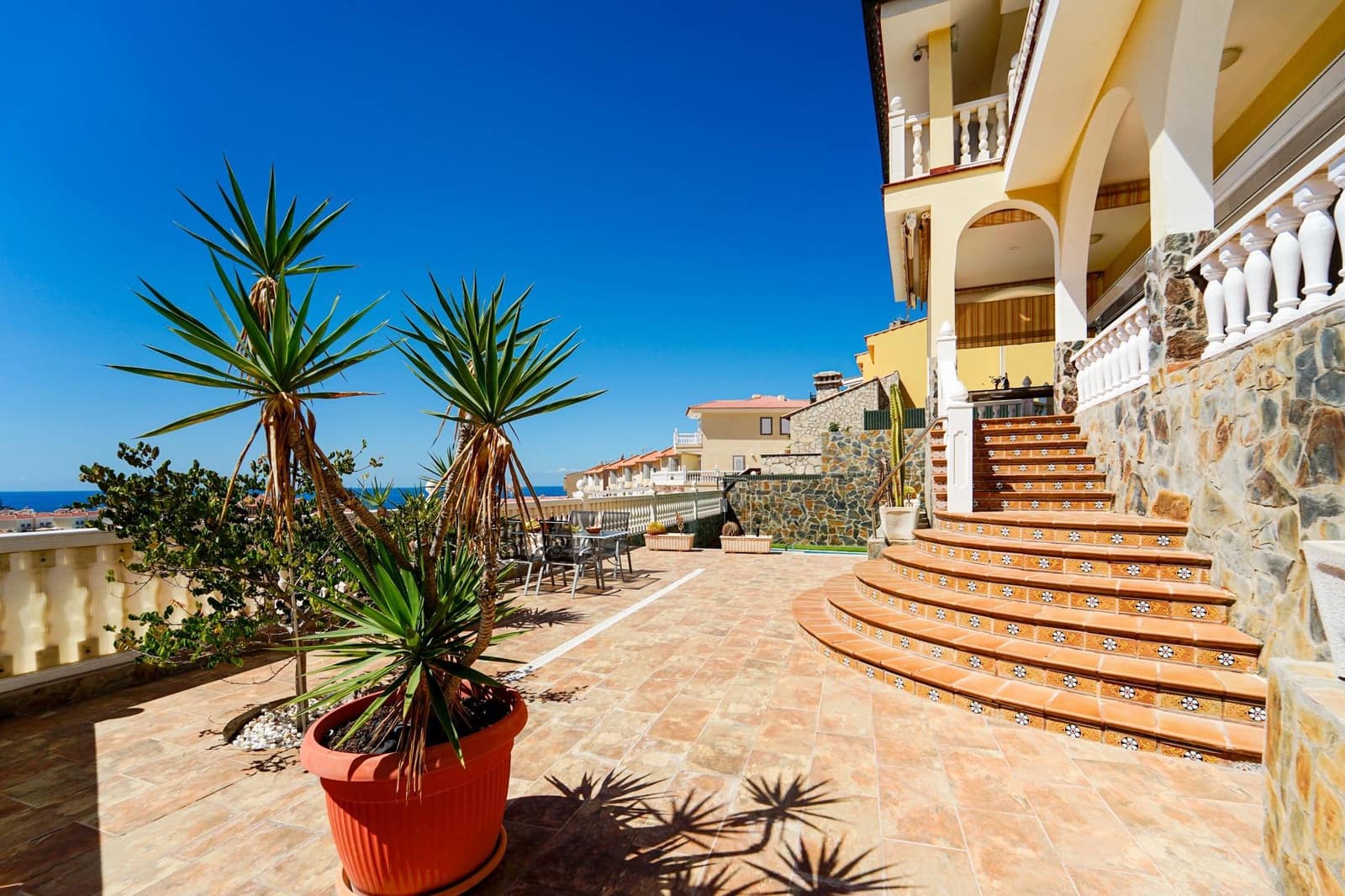 4 bedroom Villa for sale in Arguineguin with pool garage - € 1,050,000 (Ref: 8696367)