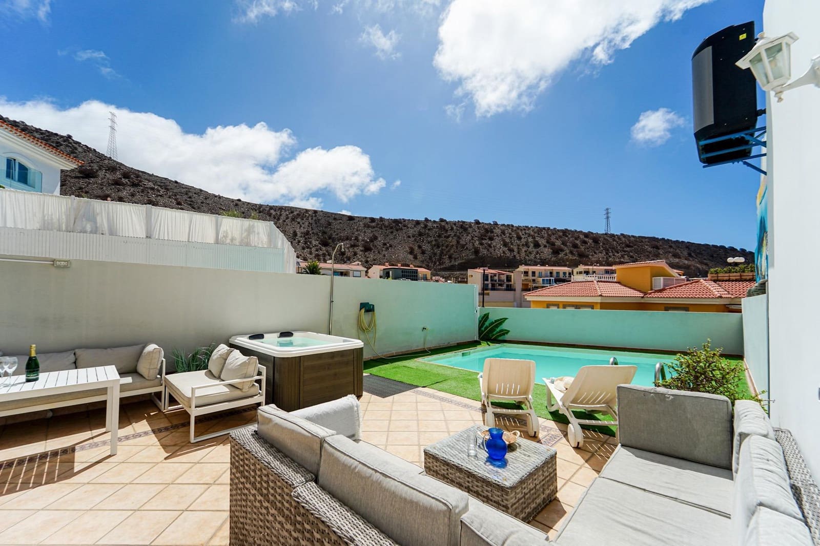 6 soveværelse Rækkehus til salg i Mogan med swimmingpool garage - € 799.000 (Ref: 9152415)