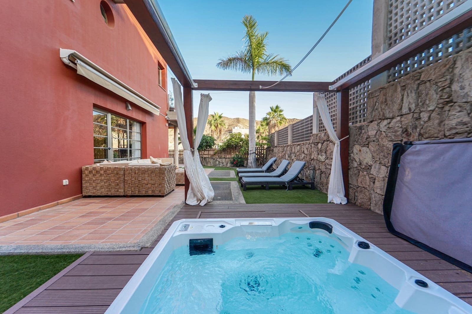 4 bedroom Villa for sale in Mogan with garage - € 795,000 (Ref: 9920629)
