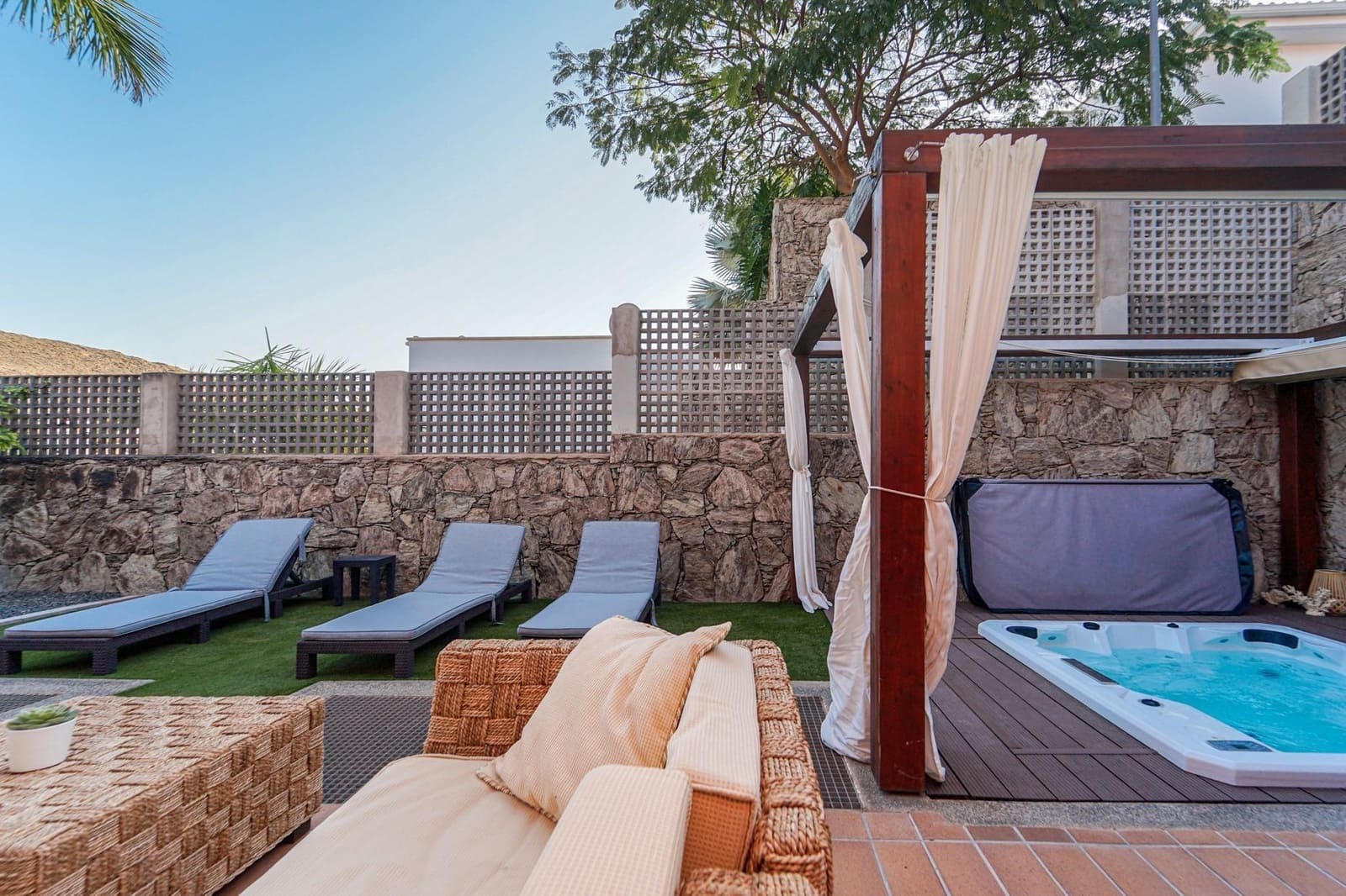 4 bedroom Villa for sale in Mogan with garage - € 795,000 (Ref: 9920629)