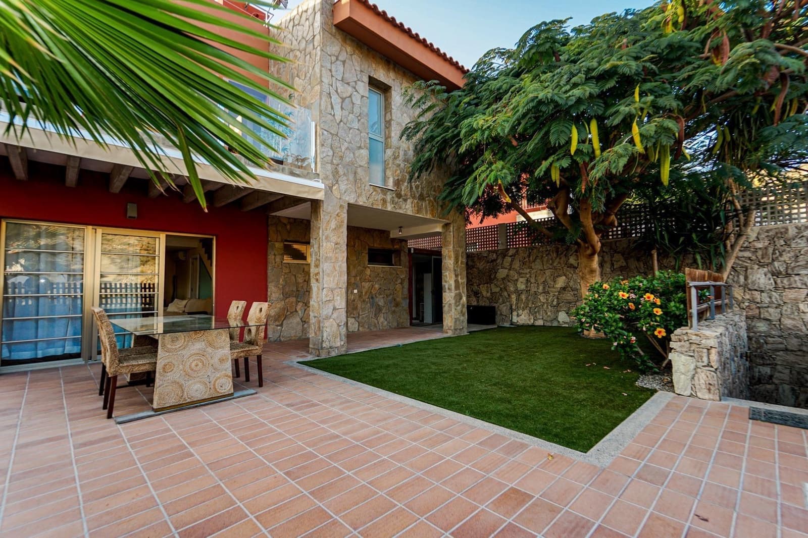4 bedroom Villa for sale in Mogan with garage - € 795,000 (Ref: 9920629)