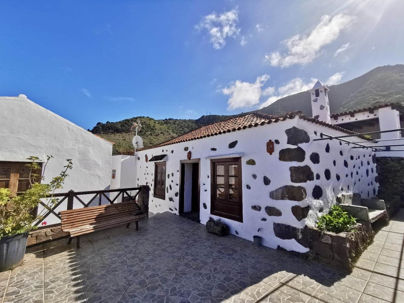 4 slaapkamer Finca/Landhuis te koop in Los Silos met garage - € 380.000 (Ref: 9567897)