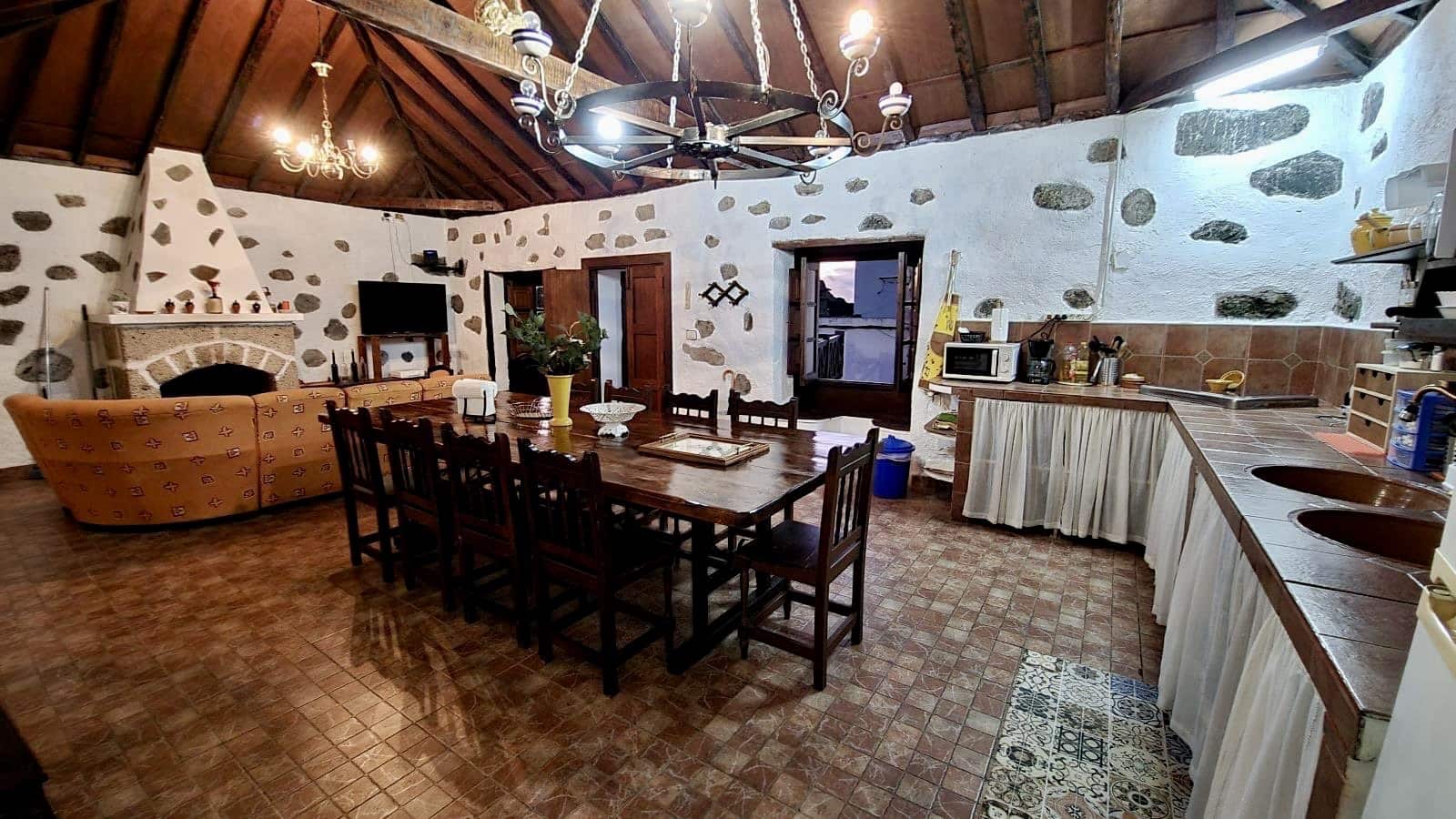 4 slaapkamer Finca/Landhuis te koop in Los Silos met garage - € 380.000 (Ref: 9567897)