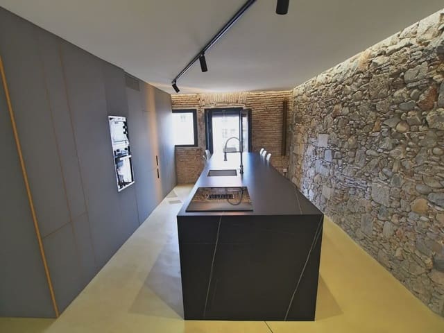 Apartamento de 2 habitaciones en Girona ciudad en alquiler - 2.100 € (Ref: 10023180)