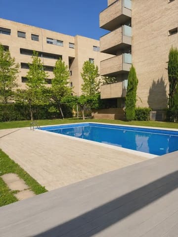 3 slaapkamer Flat te koop in Salt met zwembad garage - € 315.000 (Ref: 10044148)