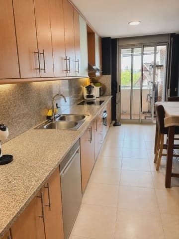3 slaapkamer Flat te koop in Salt met zwembad garage - € 315.000 (Ref: 10044148)