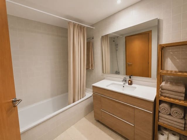 3 slaapkamer Flat te koop in Salt met zwembad garage - € 315.000 (Ref: 10044148)