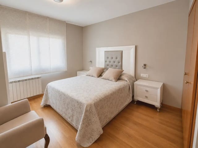 3 slaapkamer Flat te koop in Salt met zwembad garage - € 315.000 (Ref: 10044148)