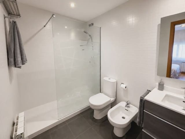 3 slaapkamer Flat te koop in Salt met zwembad garage - € 315.000 (Ref: 10044148)