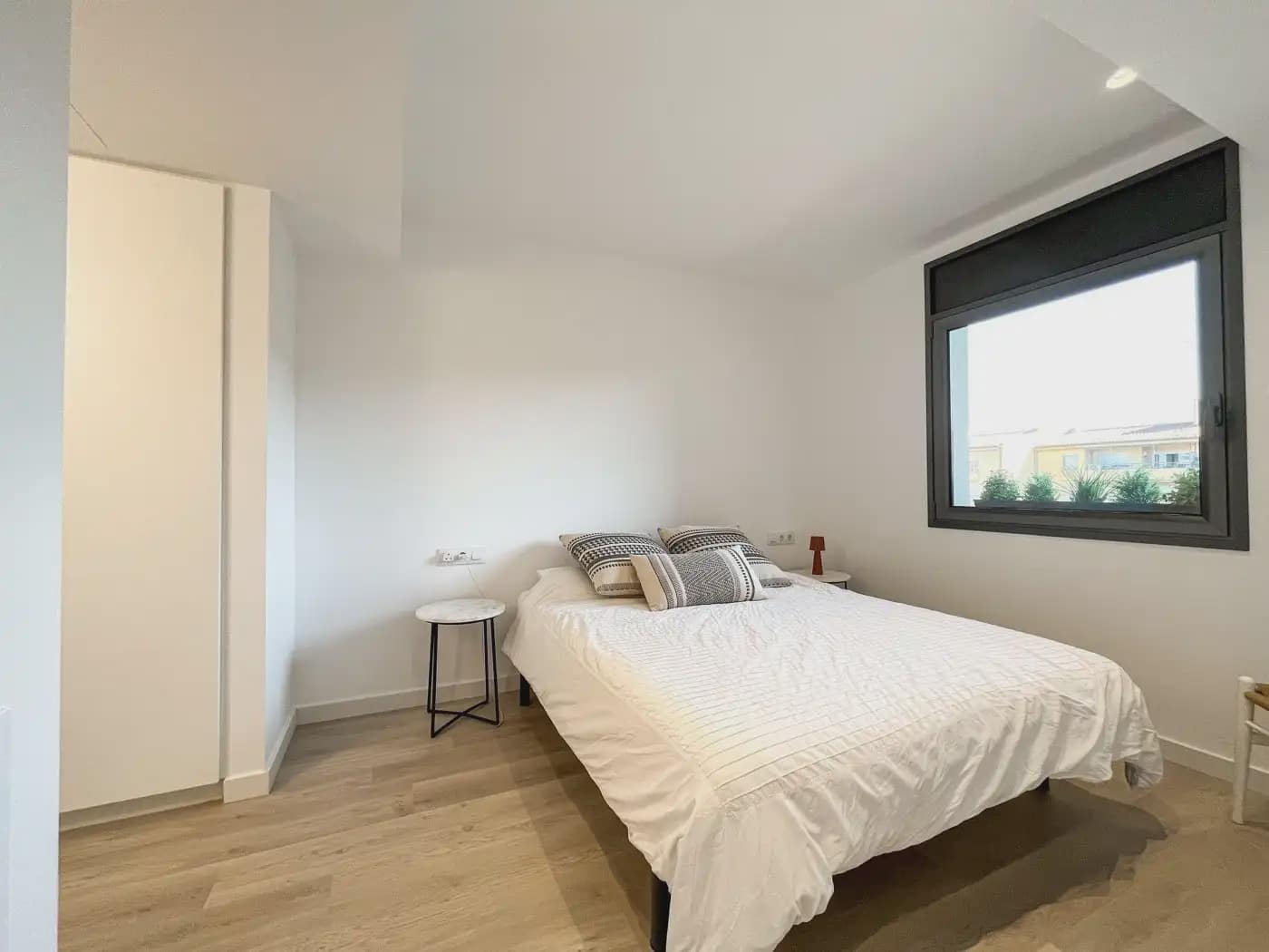 Ático de 2 habitaciones en Girona ciudad en alquiler con garaje - 2.000 € (Ref: 9874041)