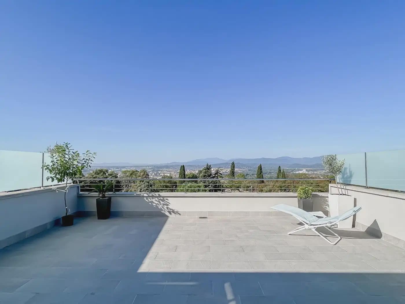 Ático de 2 habitaciones en Girona ciudad en alquiler con garaje - 2.000 € (Ref: 9874041)