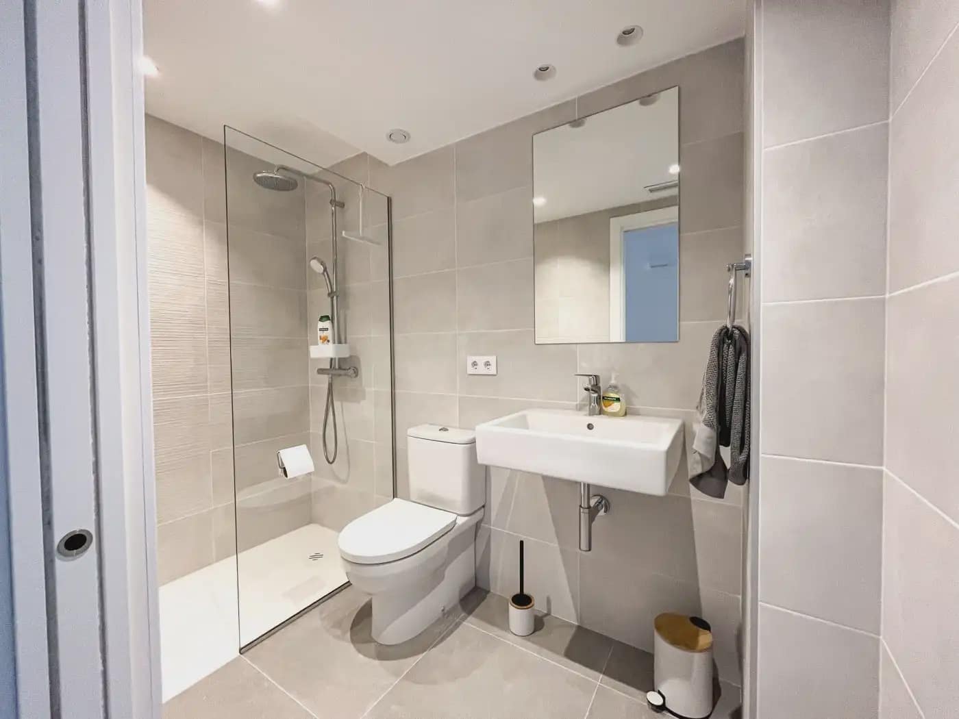 Ático de 2 habitaciones en Girona ciudad en alquiler con garaje - 2.000 € (Ref: 9874041)
