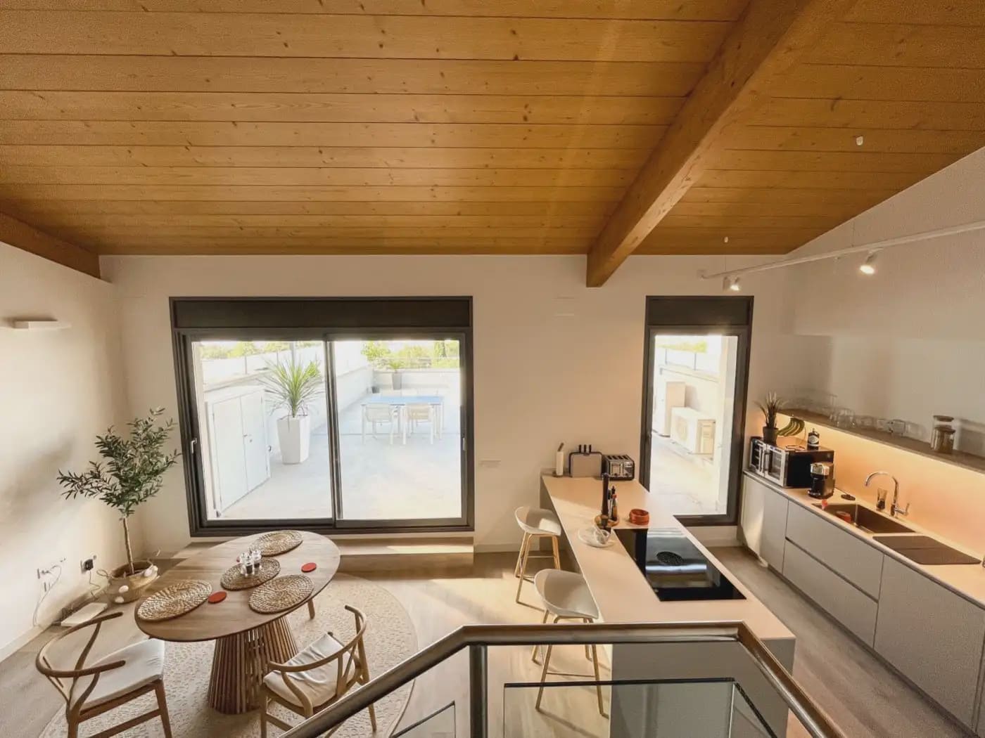 Ático de 2 habitaciones en Girona ciudad en alquiler con garaje - 2.000 € (Ref: 9874041)