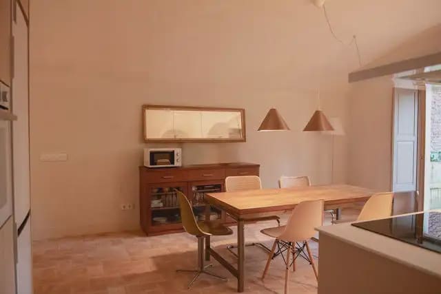 2 slaapkamer Flat te huur in Gerona stad - € 1.900 (Ref: 9911874)