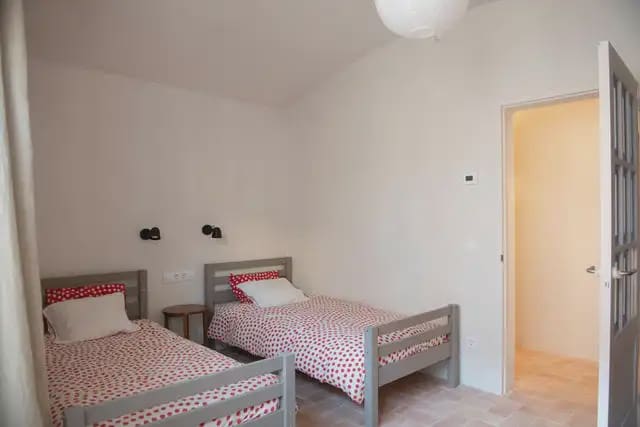 2 slaapkamer Flat te huur in Gerona stad - € 1.900 (Ref: 9911874)
