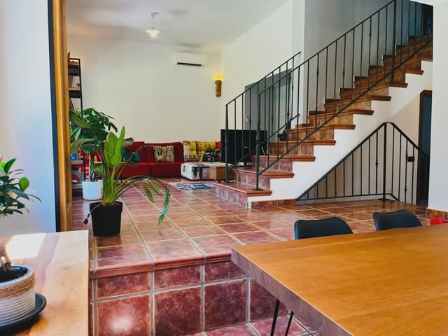 4 bedroom Villa for rent in Sant Martí de Llémena with garage - € 1,600 (Ref: 9941485)